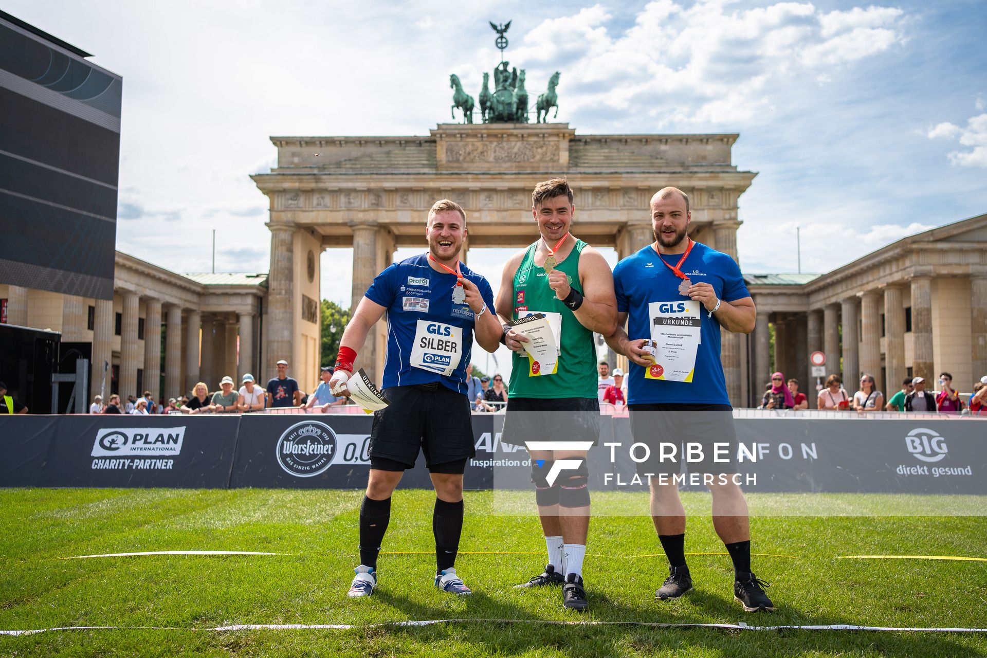 Simon Bayer (VfL Sindelfingen), David Storl (SC DHfK Leipzig) und Dennis Lukas (SSV Gymnasium Heinzenwies) beim Kugelstossen waehrend der deutschen Leichtathletik-Meisterschaften auf dem Pariser Platz am 24.06.2022 in Berlin